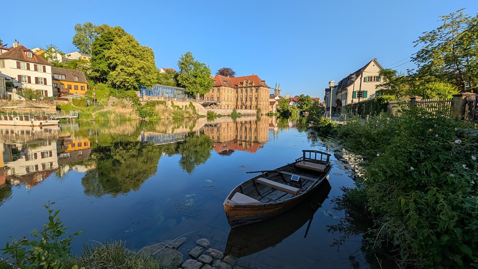 📸 zur Wochenmitte
Einer meiner Lieblingsplätze in Bamberg. Nahe der Schleuse 100 mit Blick auf die Villa Concordia. Zur anderen Seite der Regnitz könnt ihr mit der Fähre übersetzen.
#bamberg #regnitz #fluss #wasser #welterbe #spiegelung #villaconcordia #boot #franken #visitfranconia #visitbavaria #bayern
@frankentourismus @bamberg_info @bayern @bambergerhainpark @kuenstlerhausvillaconcordia