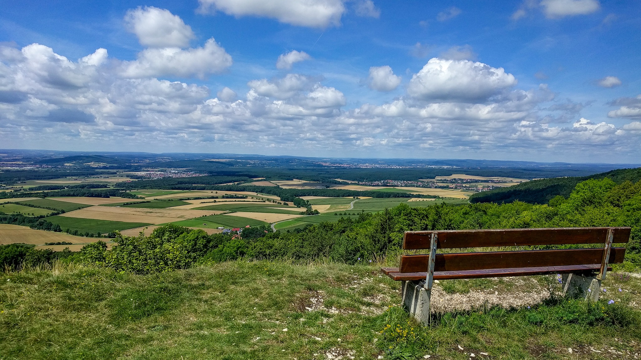 📷 zur Wochenmitte
Pause. Die Aussicht über das Regnitztal genießen 🥰
@fraenkische.schweiz @familienmagazin.frankenkids @frankentourismus @fraenkischetoskana #friesenerwarte #franken #regnitztal #bambergerland #natur #outdoor #wandern #ausflugsziel #bamberg #sommer #pause
