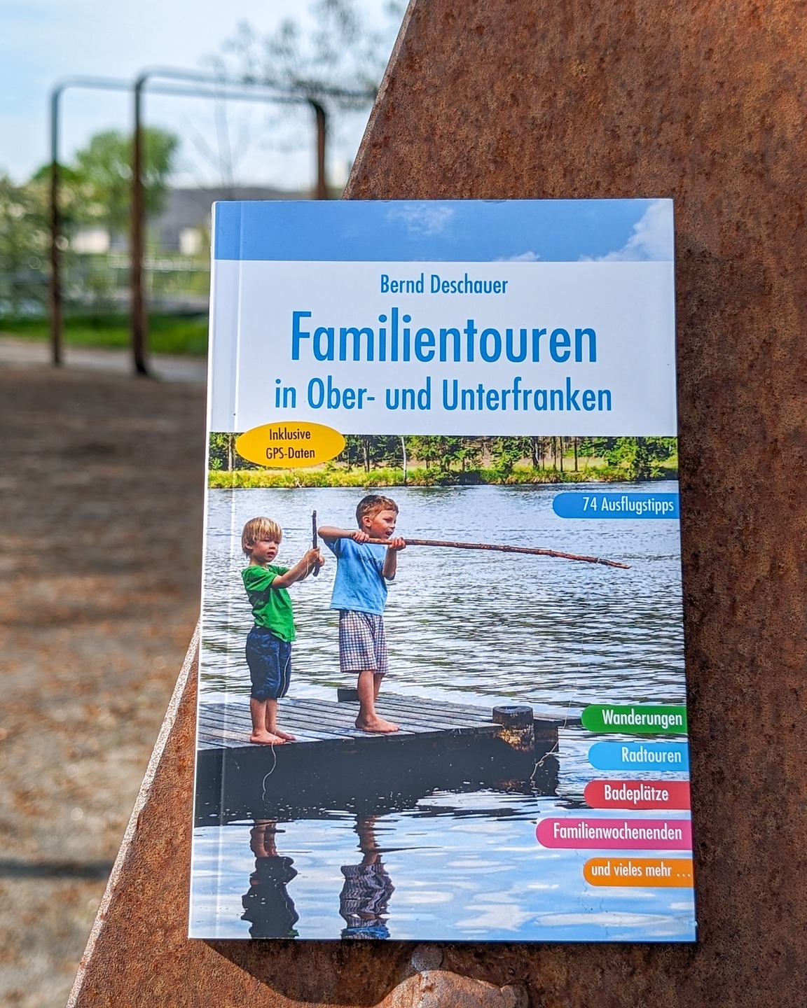 Weihnachtsgeschenke - Tipp

Unser nächster Tipp ist für Eltern mit Kindern bis zum Ende der Grundschule:
👉 Familientouren in Ober- und Unterfranken

Gibt es etwas Schöneres, als mit Kindern die Natur zu erleben? Draußen spielen und Neues entdecken, abwechslungsreiche Ausflüge zu Burgen, an kleinen Bächen oder Flüssen entlang.

Von der Mainschleife über den Steigerwald, die Fränkische Schweiz bis ins Fichtelgebirge bietet das Buch familienfreundliche Wander- und Radtouren, dazu Tipps für Familienwochenenden, zum Klettern, Baden oder auch für den Winter.

Gerade für Familien bietet Franken viele abwechslungsreiche Ziele, an denen Kinder ihre Freude haben!

Das Buch ist sowohl im lokalen Buchhandel als auch online verfügbar!

#wanderbuch #familientour #ausflugstipp #ausflugstippfürfamilien #oberfranken #unterfranken #steigerwald #fränkischeschweiz #hassberge #fichtelgebirge #wanden #ausflug #weihnachtsgeschenke @fraenkische.schweiz @frankentourismus @steigerwald.tourismus @steigerwald.zentrum @bamberg_info @bamberg_lieben @familienmagazin.frankenkids @naturparkfrankenjura @fichtelgebirgsverein.e.v