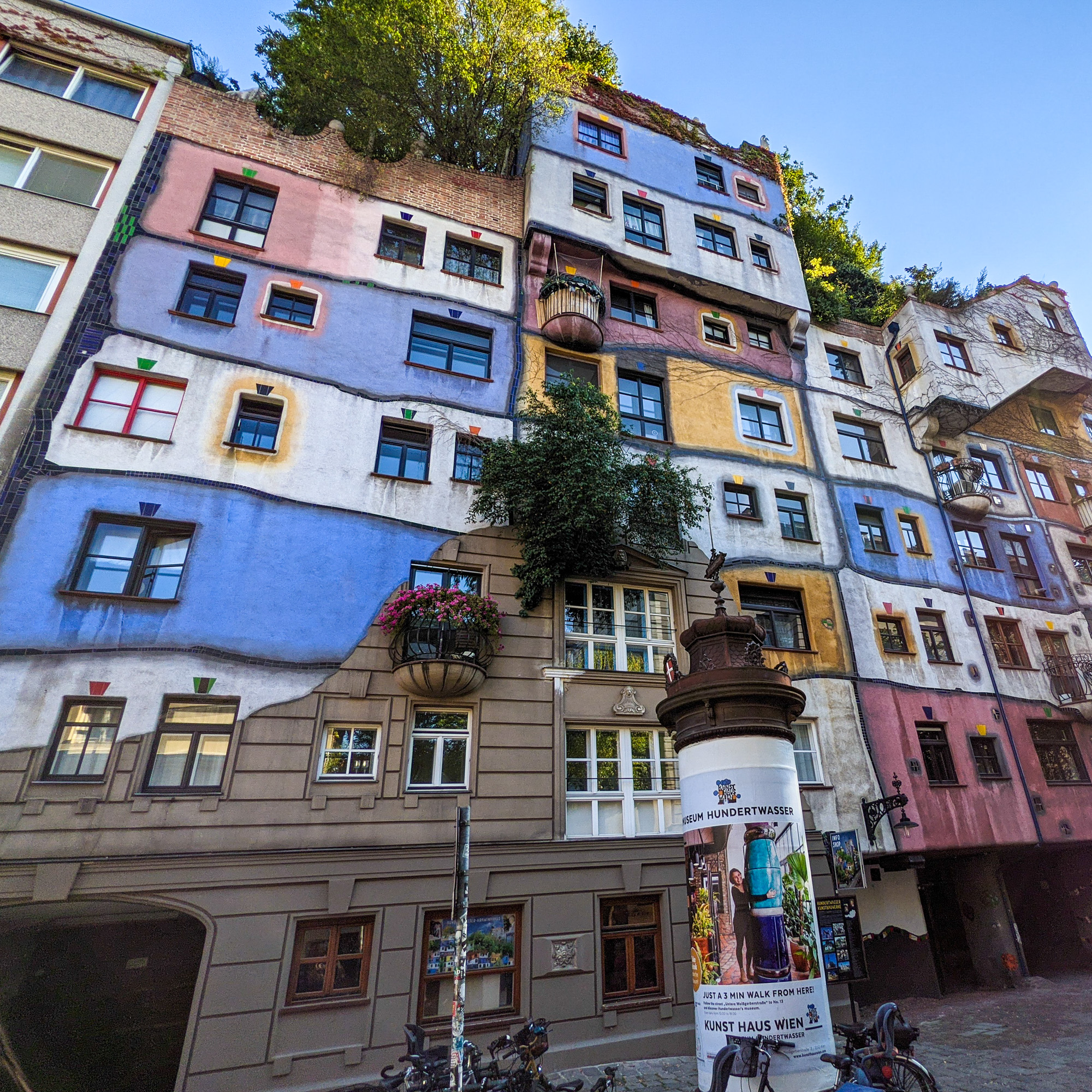 📷zur Wochenmitte
Wann seid ihr das letzte Mal in Wien gewesen? Es ist meine absolute Lieblingsstadt, in der es immer wieder etwas zu Entdecken gibt. Besonders mag ich es, an der alten Donau zu sein oder über die Donauinsel zu radeln. Dazu eine Pause in einem der vielen Wiener Kaffeehäuser oder in einem Beisl mit guter Wiener Küche. Ein Besuch im Hundertwasserhaus darf natürlich nicht fehlen.
Was sind eure Empfehlungen für Wien?
#wien #hundertwasser #hundertwasserhaus #familienzeit #österreich