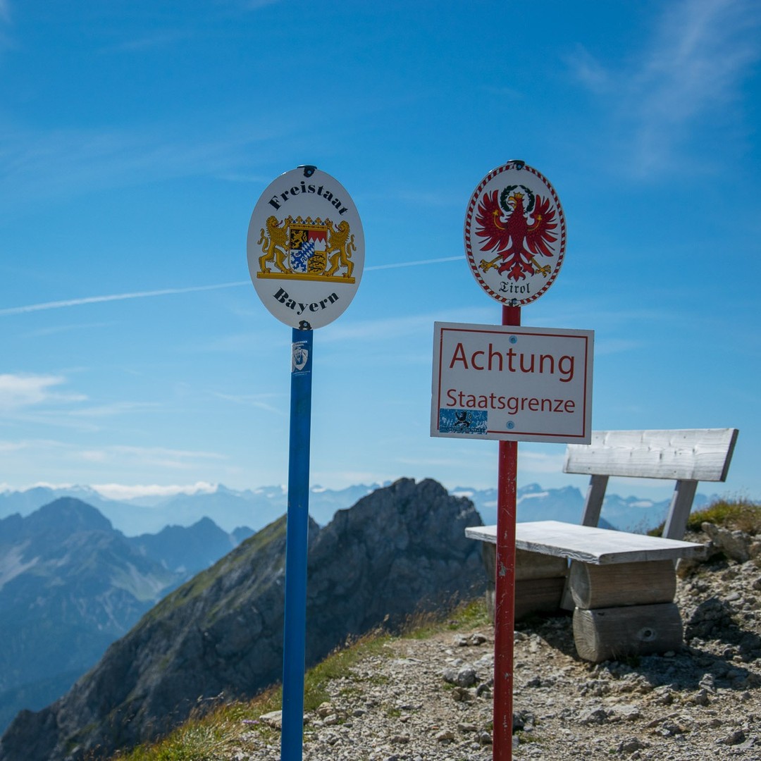 Achtung Grenze! 😎

Der Grenzübergang befindet sich an der westlichen Karwendelspitze hoch über Mittenwald auf etwa 2.300 Meter und mit der Seilbahn erreichbar. Oben angekommen könnt ihr auf einem schönen Panoramaweg eine Runde wandern.

#alpen #berge #grenze #grenzübergang #bayern #österreich #mittenwald #karwendel #karwendelspitze #aussicht #alps #germany #visitbavaria #mountainlove #wandern #ausflug #familienzeit