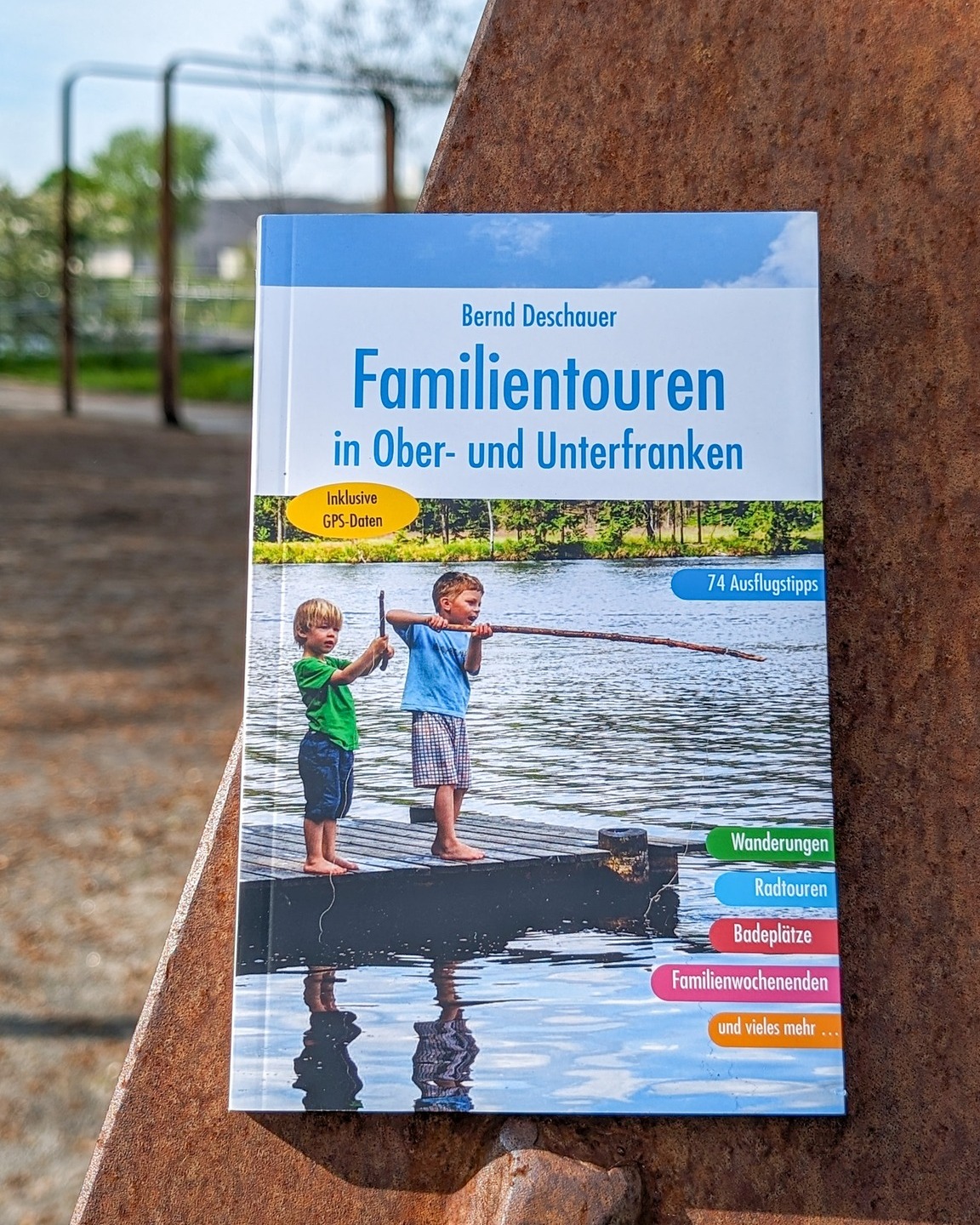 Es muss nicht immer der große Urlaub in der Ferne sein. Für eine kleine Auszeit reicht oft ein Wochenende oder Kurzurlaub in der Region.
Im Buch Familientouren in Ober- und Unterfranken findet ihr von Mainfranken bis ins Fichtelgebirge Tipps für ein Familienwochenende. Einfach mal raus aus dem Alltag und nicht auf die Uhr schauen müssen, um die Heimfahrt nach der Wanderung, Kanu- oder Radtour antreten zu müssen. Den Tag gemütlich ausklingen lassen und am
nächsten Tag nochmal „Urlaub“ genießen.
Schaut einfach ins Buch! Ihr findet es in den Buchhandlungen der Region und online.
Viel Freude bei euren nächsten Ausflügen oder beim Familienwochenende!
#ausflug #familienausflug #wanderbuch #familienzeit #familienwochenende #franken #outdoor #natur #ferien #sommerferien #familientouren