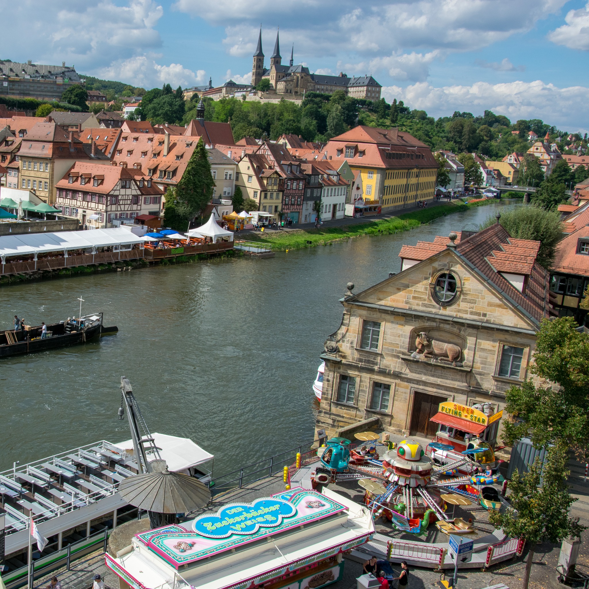 🎉 Nur noch wenige Tage bis zur Sandkerwa! 🎡🍻

Die Vorfreude steigt! Bald verwandelt sich die Bamberger Altstadt wieder in eine große Festmeile und die Sandkerwa lockt mit Fahrgeschäften, Musik, regionalen Spezialitäten und jeder Menge fränkischer Tradition. ❤️

Gerade für Familien gibt es tagsüber viel zu entdecken: durch die historischen Gassen schlendern, das bunte Treiben genießen, an den Fahrgeschäften vorbeischauen und die besondere Atmosphäre eines der bekanntesten Volksfeste Frankens erleben.

Unser Tipp: Wer mit Kindern unterwegs ist, besucht die Sandkerwa am besten tagsüber. Dann ist es meist etwas entspannter und ihr könnt das Fest in Ruhe genießen. 😊

Seid ihr dieses Jahr dabei? Verratet uns in den Kommentaren, worauf ihr euch am meisten freut! 👇

#sandkerwa #bamberg #volksfest #ferien #ausflugstipp