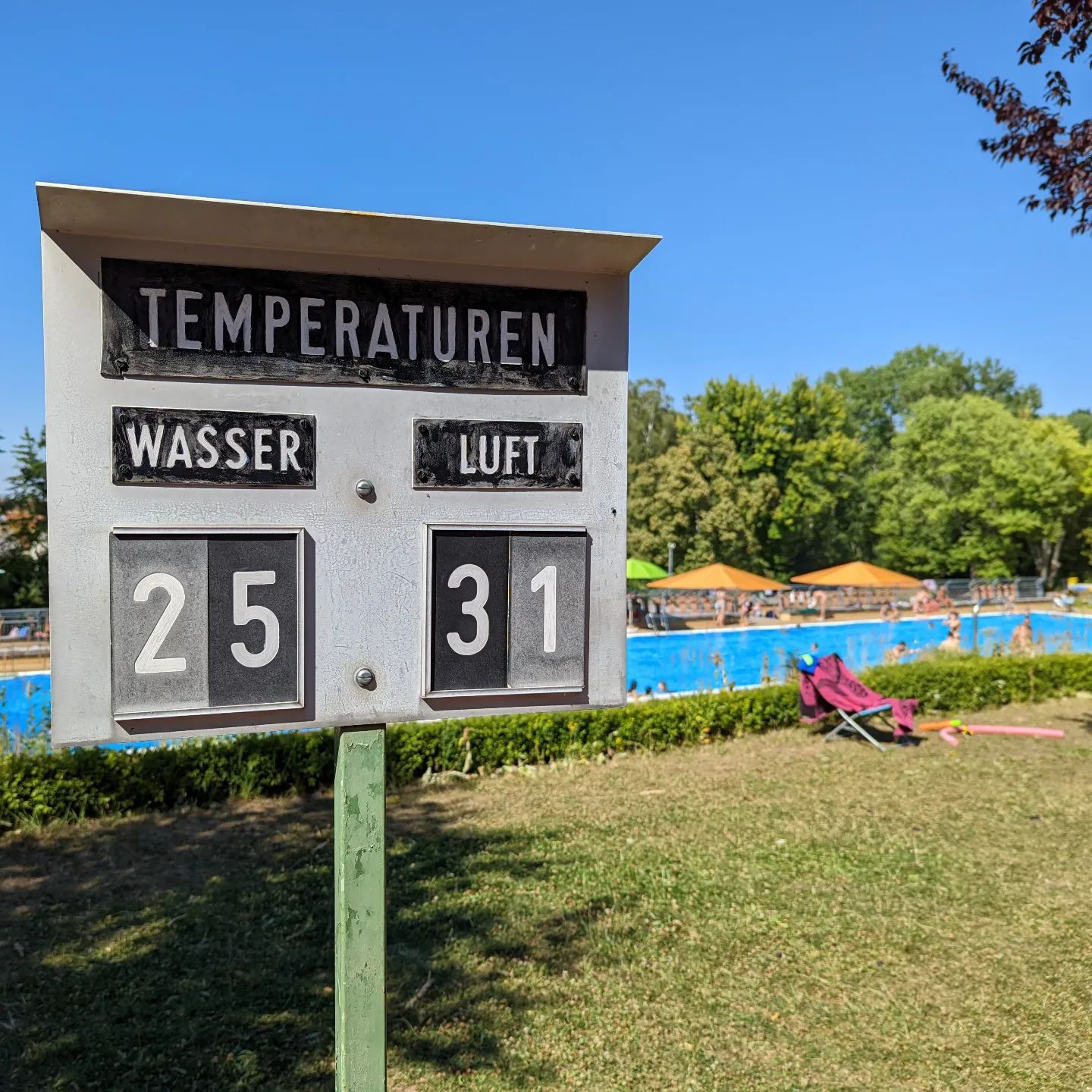 Was will man sonst machen... 🥵 Wie habt ihr diesen ersten Hitzetag verbracht?

#sommer #schwimmbad #schwimmen #baden #hitze #freibad #bamberg
