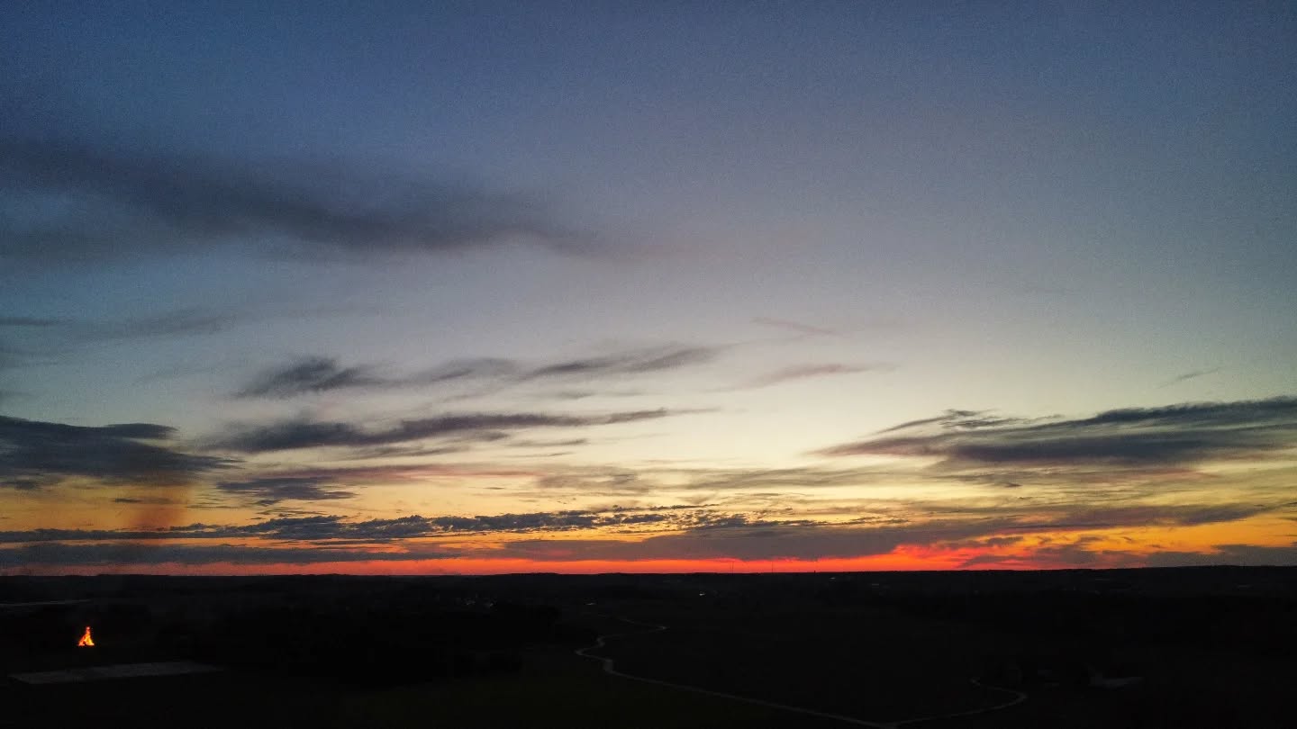 Osterfeuer im Sonnenuntergang
#sonnenuntergang #abendstimmung #dämmerung #feuer