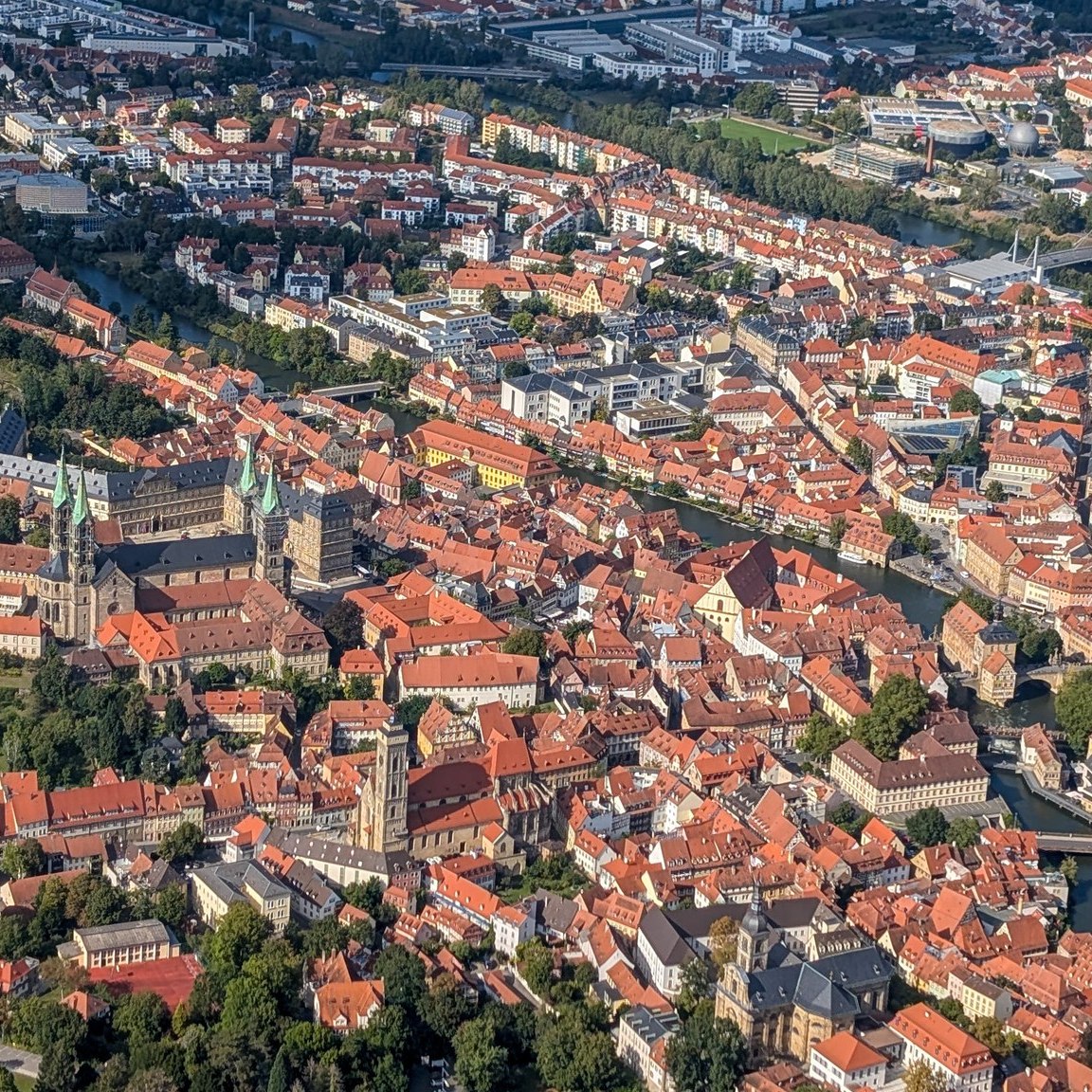 📍 Familienausflug nach Bamberg
🌞 Historische Gassen, Eis am Fluss & Spielplätze ohne Ende – so geht Sommer mit der ganzen Familie! 🏰🍦🛝
Ja, es kann voll sein – aber Bamberg ist jede Minute wert. Ob entspannen am Wasser, toben auf dem Spielplatz oder die Altstadt entdecken – hier wird’s nicht langweilig! 💛
👉 Für noch mehr Tipps & kinderfreundliche Wanderungen:
🌐 wanderzwerg.eu/bamberg
#BambergMitKindern #Familienzeit #UNESCOWelterbe #Sommermomente #WandernMitKindern #BayernEntdecken #bamberg #ferien #ausflugstipp #franken #visitfranconia #familienzeit #familienausflug