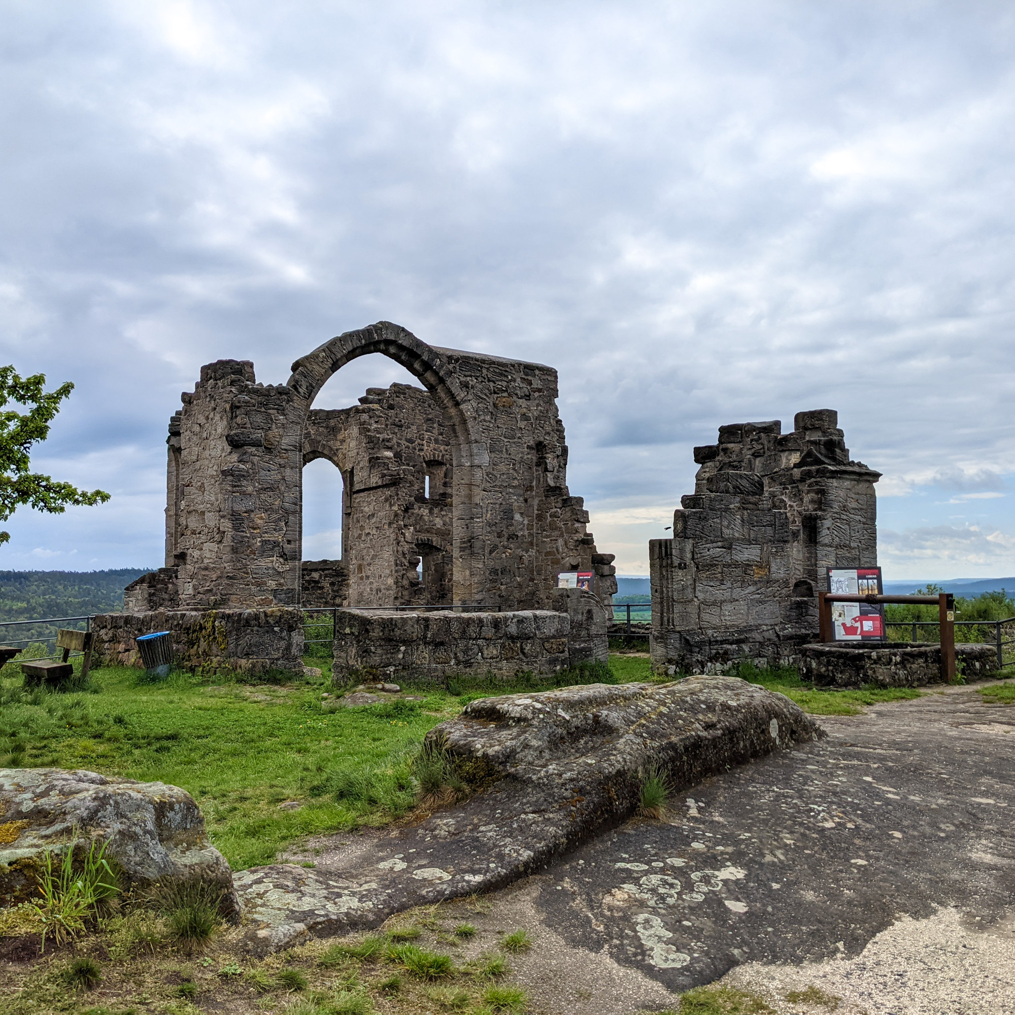 📷 zur Wochenmitte
Im Burenwinkel in den Haßbergen gibt es mehrere Burgen zu erkunden. In der Ruine Altenstein könnt ihr vieles selbst Ausprobieren. Angegliedert ist das Burgenzentrum Deutscher Burgenwinkel, in dem Ihr das Mittelalter hautnah erleben könnt.
Eine abwechslungsreiche Wanderung um Altenstein findet ihr bei wanderzwerg: https://wanderzwerg.eu/diebskeller-burgruine-altenstein/
@hassbergetourismus @naturpark_hassberge @frankentourismus
#altenstein #burgenwinkel #burg #ruine #ausflugstipp #familienzeit #familienausflug